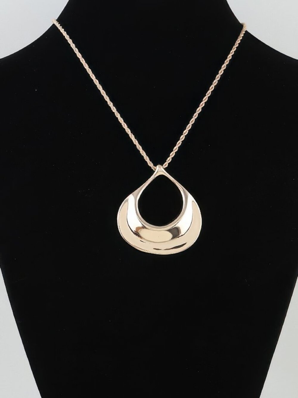 Polished Ripple Teardrop Twisted Necklace